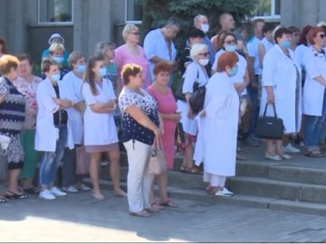 Три місяці сидять без зарплати: на Черкащині лікарі оголосили страйк. ВІДЕО
