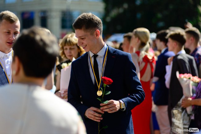 З усмішками та піснями: у центрі Луцька випускники урочисто отримали медалі. ФОТОРЕПОРТАЖ