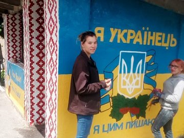 «Я українець і я цим пишаюся»: у селі на Волині розмалювали автобусну зупинку. ФОТО