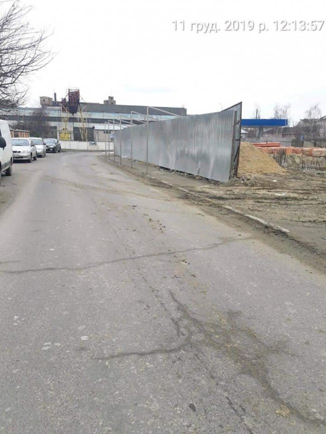 Муніципали «відчитали» будівельника, який забруднив дорогу у Луцьку