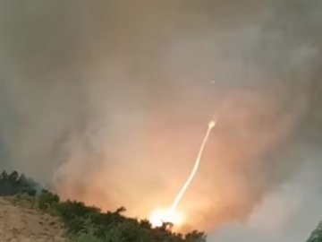 З’явилося приголомшливе відео унікального вогняного смерчу