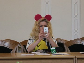 У Волиньраду прийшла журналістка з мишачими вухами. ФОТО