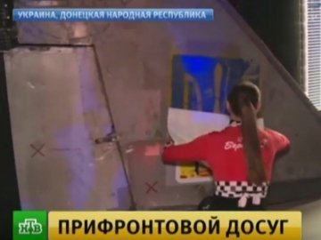 В нічному клубі Горлівки встановили при вході хвіст від збитого українського Су-25