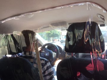 У Луцьку водій таксі облаштував авто захисною плівкою, аби захистити пасажирів від COVID-19