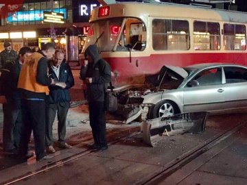 У Києві нардеп потрапив в аварію – трамвай зійшов з рейок
