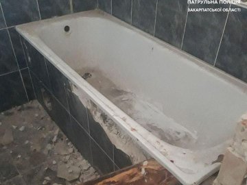 В Ужгороді двоє чоловіків хотіли вкрасти ванну з приміщення колишнього готелю