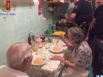 Італійські поліцейські нагодували самотню сімейну пару, яка плакала в зачиненій квартирі. ФОТО
