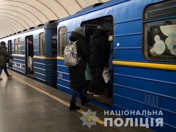 У метро Києва  жінка намагалася викрасти 5-річного хлопчика. ВІДЕО