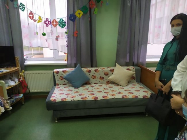 Учні Рованцівської школи подарували меблі онкогематологічному центру