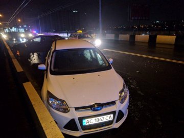 Через ожеледицю у Луцьку масштабна аварія на мосту біля «Там-Таму». ФОТО