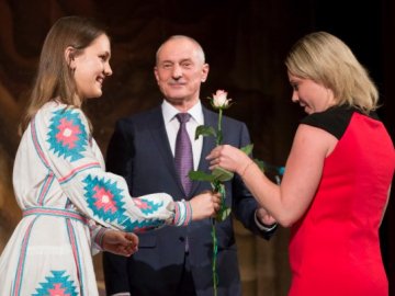 Квіти, подяки та музичний концерт: волинських медпрацівників привітали з професійним  святом