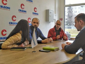Міжнародні спостерігачі зацікавилися інформаційною кампанією про вибори, яку запустили у Луцьку
