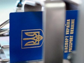 25 країн ЄС вимагають пояснити затримку безвізу для України