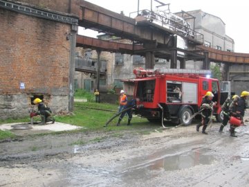 На боротьбу із «пожежею» в Луцьку залучили 2 спецавтомобілі