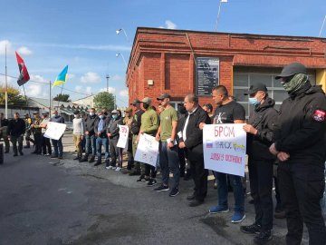 «Правий сектор» мітингував проти будівництва храмів Московського патріархату мережею «БРСМ-нафта»