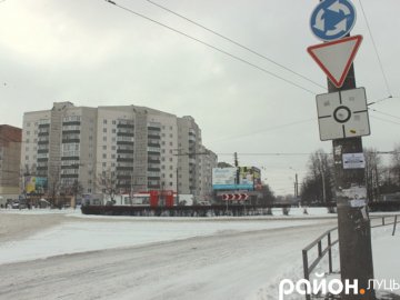 Заметені дороги і пішоходи в шубах: сніг на 40-му кварталі Луцька