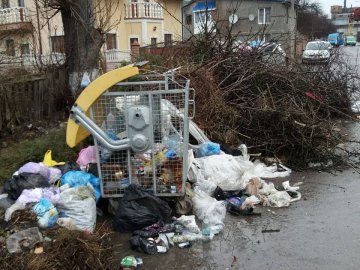 У Луцьку вулиця «тоне» у смітті