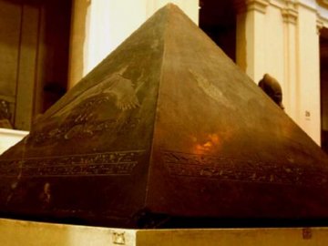 Археологи знайшли золоту верхівку єгипетської піраміди. ФОТО