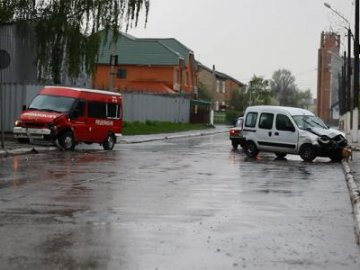 У Нововолинську на перехресті не розминулися «чобіток» і бус