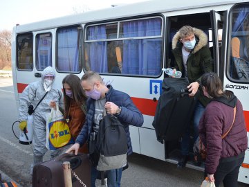 Рятувальники перевезли майже 1300 українців, які застрягли на польському кордоні. ФОТО