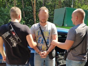 На Київщині чоловік влаштував стрілянину біля зупинки: постраждала 20-річна дівчина