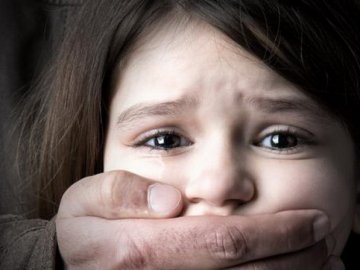 На Запоріжжі 18-річний хлопець зґвалтував маленьку дівчинку