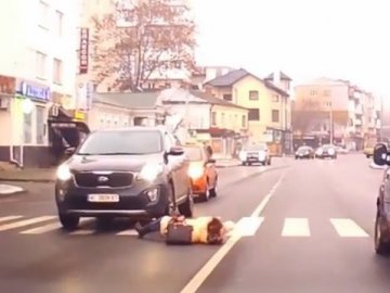 У місті на Волині автомобіль збив жінку на переході. ВІДЕО