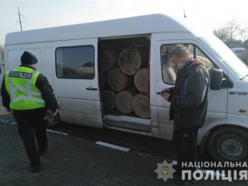 У Луцьку затримали авто із незаконною деревиною: водій хотів відкупитися