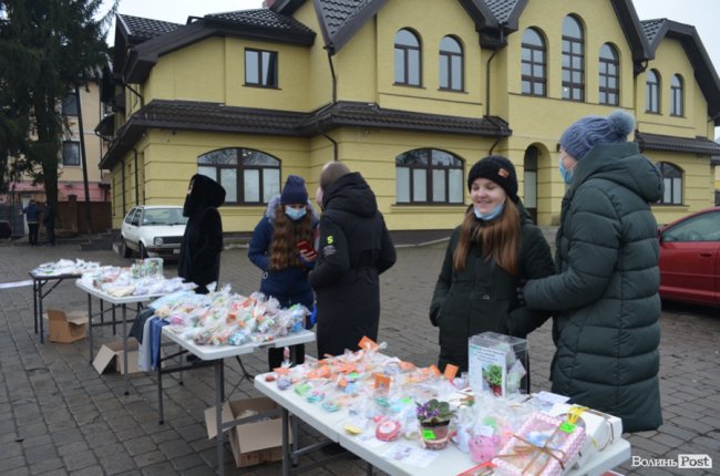 У Луцьку «сонячні» діти організували ярмарок для порятунку подруги, яка долає лейкемію. ФОТО 
