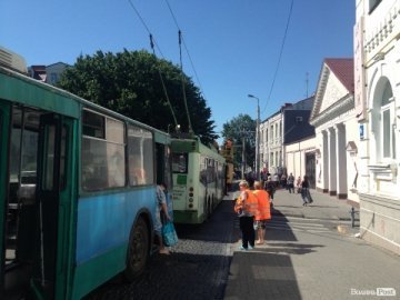 У центрі Луцька - знову тролейбусний колапс. ФОТО
