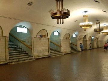 У Києві під потяг метро впав пасажир
