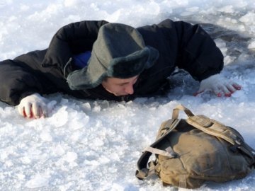 Як поводитись на льоду та що робити, якщо ви провалились під лід