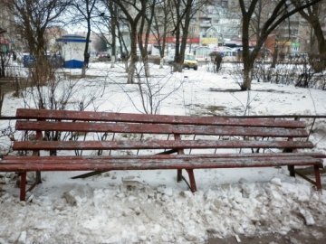 Занедбаний дитячий майданчик у Луцьку. ФОТО