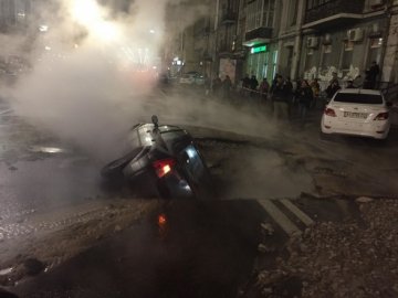 У Києві автівка провалилась під землю. ФОТО