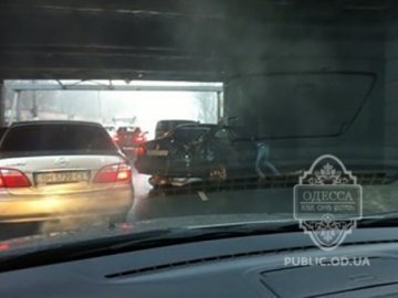 В Одесі автомобіль, об'їжджаючи аварію, переїхав хлопця. ВІДЕО