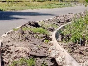 У місті на Волині після ремонту дороги «забули» зробити тротуар
