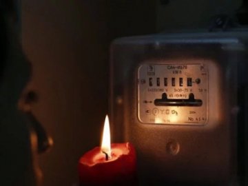 У Луцьку 82-річна жінка півроку живе без електрики. ФОТО