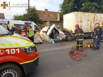 Аварія у Луцьку за участю вантажівки та автобуса: у лікарні помер один з водіїв