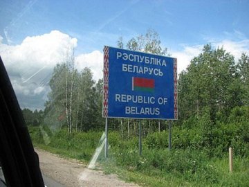 Українців з новими паспортами не пускають у Білорусь