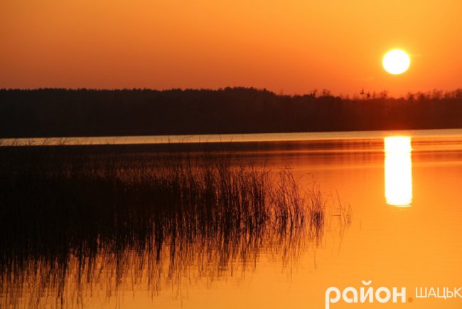Неймовірний захід сонця на волинському озері. ФОТО