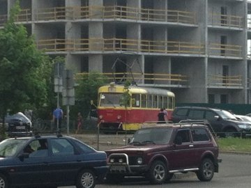 У Києві трамвай зійшов із рейок і пошкодив автомобілі. ФОТО