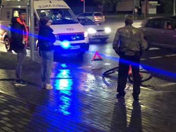 У Луцьку на Соборності - ДТП: автівка збила велосипедиста.ФОТО