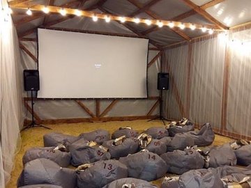 У селі Світязь поліцейські викрили підпільний кінотеатр. ФОТО