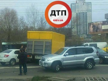 У Києві - аварія за участю вантажівки і 5 іномарок