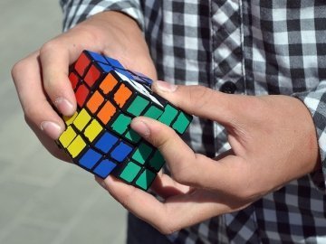 У Луцьку відбувся чемпіонат зі складання кубика Рубіка. ФОТО