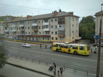 У Луцьку тролейбус врізався у легковик. ФОТО