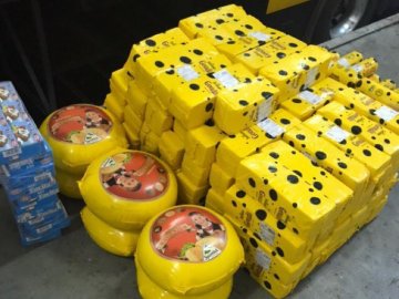 Через «Ягодин» намагались перевезти майже тонну контрабандного сиру. ФОТО