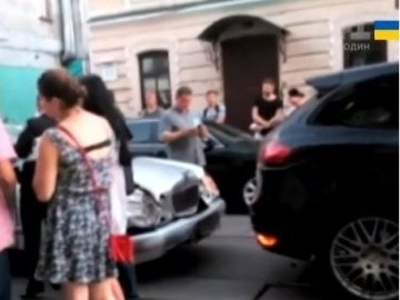 У Києві «Mercedes» із військовими номерами протаранив «Porsche Cayenne»