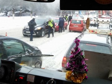 У Луцьку – перші снігові аварії. ФОТО