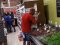 У одному із супермаркетів Дніпра чоловік руками їв овочі та соління